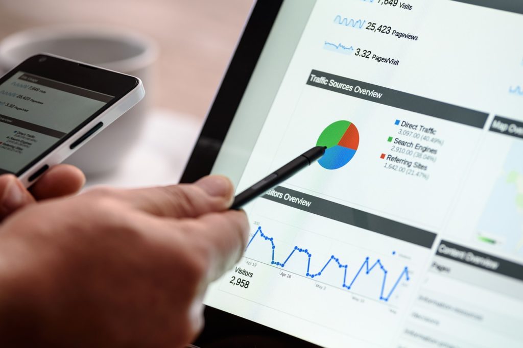 o que é consultoria seo pessoa apontado para tela do analytics ministrando uma consultoria seo