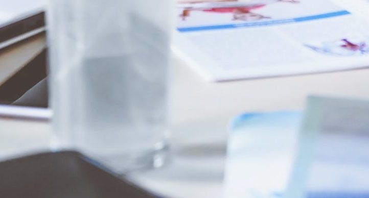papéis em mesa de homem que oferece consultoria seo