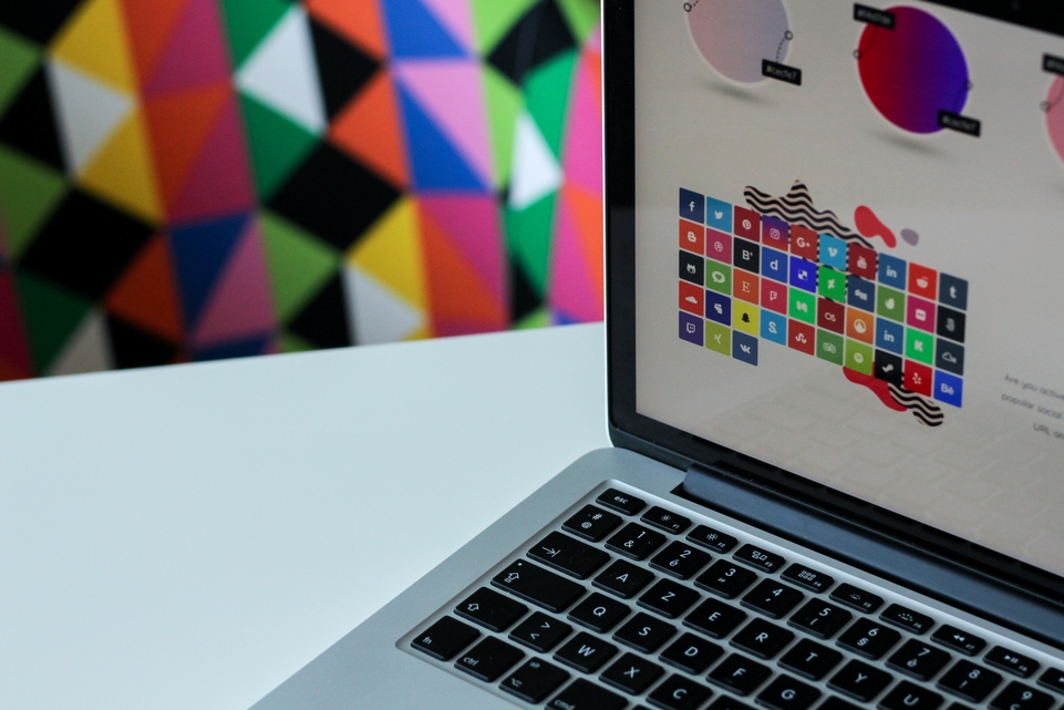 tela de notebook com tema de blog representando quanto custa um site em wordpress com temas