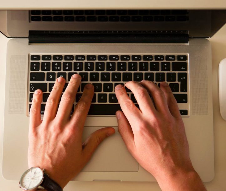 desenvolvimento de site com ia: vale a pena para empresas?