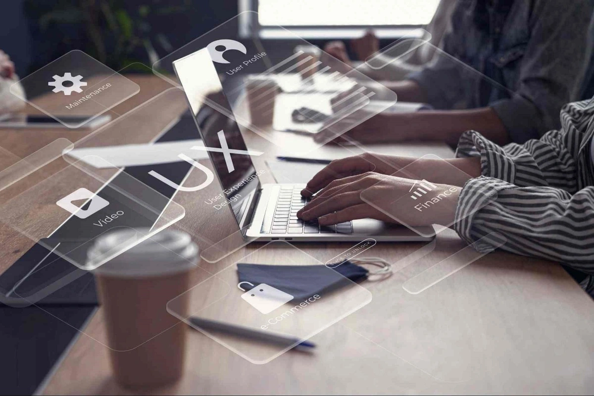 guia de desenvolvimento de sites para empresas! pessoa utilizando laptop para criar um site