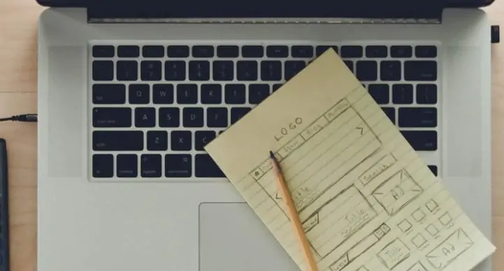 mesa de escritorio com notebook e calculadora
