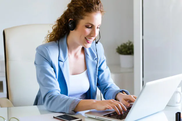 operador do servico ao cliente falando no telefone no escritorio