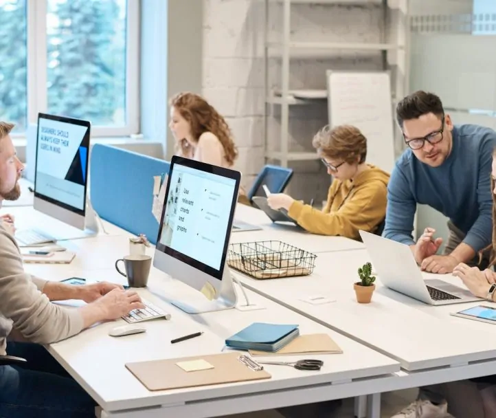 vale a pena terceirizar criação de site ou contratar equipe interna?