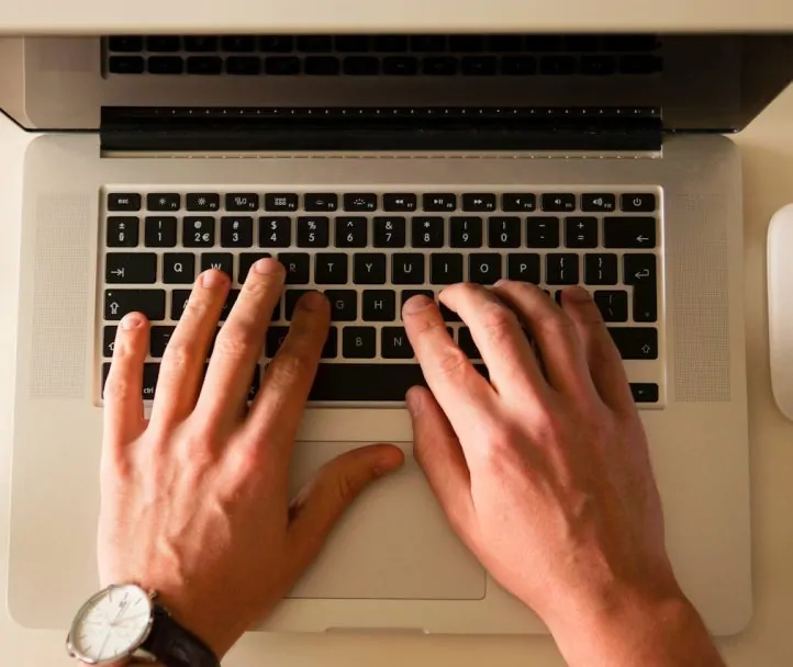 desenvolvimento de site com ia: vale a pena para empresas?